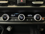 オートエアコンは左右席で独立温度コントロールが可能です。運転席はキンキンに冷やして助手席はマイルドにと言った設定が可能です☆暑さ寒さでケンカすることもなくなりますね♪