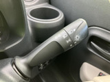 レバーには操作を示す表示があり、運転席から位置を確認しやすい設計です。走行中に手元で扱う装備として、進路変更などの場面で周囲への意思表示をサポートします。