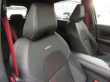 ★NISMOロゴ入り、レッドステッチ付きのシートは、スポーツドライビングにふさわしいインテリアです!