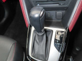 CX-3のシフトレバーです。MTモード付きの6ATで、しなやかな走りを支えます。また、足元にはフロアマットも装着済みです。