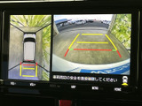 車両周辺を上から見た映像と後方の映像を画面で確認できます。目安となるガイド線も表示され、駐車時など周囲の安全を確かめたい場面で役立ちます。