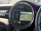 後方の映像を車載画面に表示するバックカメラ。駐車や車庫入れをサポートし、ガイドラインで距離や角度を確認でき、安全でスムーズな運転を助けます。
