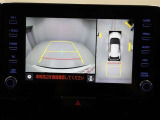 パノラミックビューモニターを装備。駐車場や交差点でクルマを真上から見るように周囲を確認できます。機能の詳細は販売店スタッフまでおたずねください。
