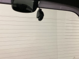 後方にもドライブレコーダーのカメラが付いています。前後両方でお車の周りを監視・記録いたします。