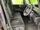 前席は座面と背もたれにゆとりがあり、落ち着いて過ごせる空間です。運転席から前方を見渡しやすく、足元もすっきりとしており、乗り降りもしやすい印象です。