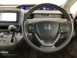 【ハンドル】運転にかかわる様々な操作を安全に行えるように視点移動が少なく操作性に配慮されたスイッチ類が凝縮されたコックピットです。