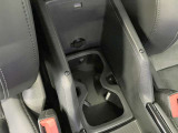 ドリンクホルダーを前部に設置した場合は大容量の小物入れとして使えます。