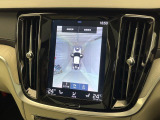 【360&deg;ビューカメラ】4台の高解像度カメラで360度の鳥瞰図を表示。隣の車や壁、死角にある障害物などを画面で確認できるため、狭いスペースでの駐車・出入りも安心です。