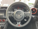 手元に複数のスイッチを備え、運転姿勢を大きく変えずに各種操作へアクセスしやすい構成です。メーターを見ながら扱いやすく、日々の運転をサポートします。