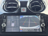 車両周辺と上方からの映像を画面で確認でき、駐車時の周囲確認をサポート。ガイド表示も備わり、狭い場所での取り回しや後退時の安全確認に役立ちます。