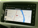 地図が大きく表示され、道路や周辺施設を画面上で確認しやすい仕様です。現在地を把握しながら目的地までの道順を確かめられ、慣れない場所へのお出かけにも便利です。