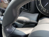 輸入車のため、ウィンカーレバーとワイパーレバーの配置は国産車と左右が逆となります。操作に慣れるまでは違和感がありますが、使用を重ねることで自然に扱えるようになります。