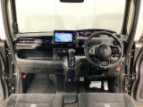 【インテリア】Hondaらしいインテリアデザイン!視界周辺の見やすい位置にメーターやディスプレーをレイアウトしスイッチ類は姿勢を崩さず自然に手が届く位置に配置されています。