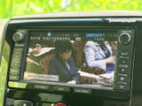 テレビ番組を画面で視聴でき、停車中の待ち時間にも映像を楽しめます。番組情報や操作ボタンが画面周辺にまとまり、必要な表示を確認しながらご利用いただけます。