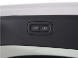 テールゲートには、スイッチ一つで開閉可能な電動開閉機能を装備。また、リアバンパーの下で足を動かすだけで開閉できる、ハンズフリー・オープニング/クロージング機構も搭載しています。