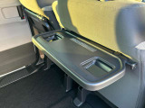 シートバックテーブル(運転席/助手席) 休憩時、軽食を取る時に便利ですね