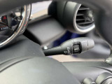 輸入車のため、ウィンカーレバーとワイパーレバーの配置は国産車と左右が逆となります。操作に慣れるまでは違和感がありますが、使用を重ねることで自然に扱えるようになります。