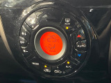 【オートエアコン】一度お好みの温度に設定すれば、車内の温度を検知し風量や温度を自動で調整。暑い&hellip;寒い&hellip;と何度もスイッチ操作をする必要はありません。快適な車内空間には必須の機能ですね♪