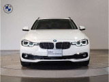 【BMWの伝統】BMWの特徴的な&ldquo;キドニーグリル&rdquo;は、80年以上続く伝統の形でございます。変わらないこだわりのデザインが、プレミアムブランド&ldquo;BMW&rdquo;を創り出します。