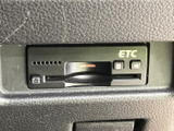 ETC車載器を備えており、高速道路などの料金所ではETCを利用した通過が可能です。料金所での支払いの手間を減らせるため、遠出や通勤で高速道路を使う方にも便利です。
