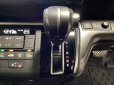 CVT車のセレクトレバーです。低速から高速まで、変速ショックのないスムーズな走りを実現するとともに、エンジン効率のよい領域を維持することで燃費にも貢献します。