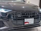 【ブラック Audi rings &ブラックスタイリングパッケージ メーカーOP価格￥190,000-】シルバーのモール部分とアウディの象徴である4リングを全てブラックのものに変更しております!