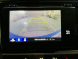 リバースギアに入れるだけで後方の表示へ切り替わります。夜間や雨の日の駐車も楽になりますよ。