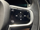 【ステアリングスイッチ】運転中、前方から目線をそらさずにオーディオ等の操作ができるよう、適切に配置されたスイッチ類。安心&快適なドライブを演出してくれる便利な機能です。
