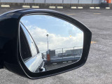 【ブラインドスポットアシスト】車線変更時に目視できない車を検知すると、検知した側のミラーに警告ライトが点灯。更にステアリングを制御し、アシストします。