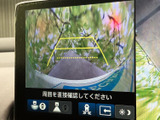 車両後方の映像に加え、目安となるガイド表示も確認できる画面です。周囲の状況を把握しながら駐車操作を進める際に役立ち、日常の車庫入れをサポートします。