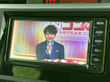 停車中にテレビ番組を視聴でき、待ち時間を過ごす際にも便利な装備です。画面はセンター部分に配置され、運転席から確認しやすい位置。車内で映像を楽しみたい方にもおすすめです。