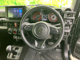 ステアリングには複数のスイッチが配され、運転席から手元で各種機能を扱いやすい構成です。メーターやナビ画面とあわせて、日常の運転を便利にサポートする装備です。