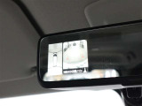 車両後方の映像がルームミラーの画面に表示されます