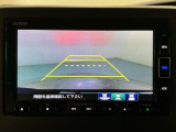 リバースギアに入れるだけで後方の表示へ切り替わります。夜間や雨の日の駐車も楽になりますよ。