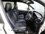 ゆったり室内で運転もしやすいです♪使い勝手の良い配置も考えられています!!