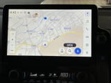 道路や周辺施設が表示される地図画面で、目的地までのルート確認に活用できます。画面上のボタンも見分けやすく、行き先の設定や地図の確認を手軽に行えます。