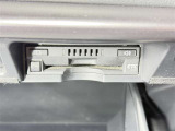 【ETC】高速道路などの料金所における自動料金支払いシステムです。車載器と料金所のアンテナとの間で無線通信を行い、料金を自動で支払うことができます。