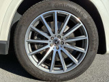 リア:325/40R22