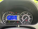 速度計や各種表示がメーター内にまとまり、運転に必要な情報を確認しやすい配置です。走行前にも目を向けやすく、日々の運転を支える見やすい計器まわりです。