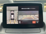 360度ビューカメラを搭載。4方の小型カメラの映像を処理し、車両真上からの映像に変換しています。