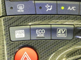 「EVモード」「ECOモード」「PWRモード」等の切り替えができます。エアコンの利きやアクセルの反応に違いがあります。燃費重視や走行重視で切り替える方が多いです。