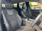 VOLVOのシートは人間工学に基づいた設計となっており、長時間の運転でも疲れにくいと定評があります。当店ではモデルにより試乗可能な車両もご用意しておりますので、ぜひ座り心地をご体感ください。