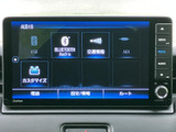 USBやBluetooth Audio、交通情報、AUXなどの項目を一覧で確認でき、利用したい機能を選びやすい画面です。カスタマイズや設定情報にもアクセスでき、日々の使い方に合わせた操作をサポート。