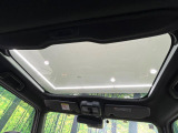 【ガラスルーフ】ガラスルーフ搭載で車内の解放感が一気にアップ!開放的なドライブをお楽しみいただけます。