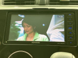 テレビ番組を画面に表示でき、停車中の待ち時間も映像を楽しめます。画面には時刻表示もあり、休憩中などに過ごすひとときを彩る装備としてご利用いただけます。
