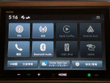 FM・AM、電話、Bluetooth Audioなどの項目が並び、使いたい機能を画面から選べます。交通情報や設定メニューもまとめて表示されており、日常のさまざまな場面で活用できます。