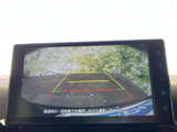後方の映像に加えて距離の目安となるガイド線も表示され、駐車時の後方確認をサポート。周囲の状況を画面で把握しやすく、車庫入れや縦列駐車の際に便利です。