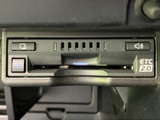 ETC2.0車載器を備えており、対応する料金所ではETCカードを使ったスムーズな通過に役立ちます。カードを挿入する場所や操作ボタンも確認しやすく、高速道路を利用する機会の多い方に便利です。