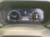 走行情報や各種表示がひと目で確認しやすく、必要な情報を運転中に把握しやすい構成です。速度や警告表示などが整理され、日常の運転を支える視認性にも配慮されています。