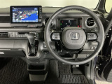 【ハンドル】運転にかかわる様々な操作を安全に行えるように視点移動が少なく操作性に配慮されたスイッチ類が凝縮されたコックピットです。
